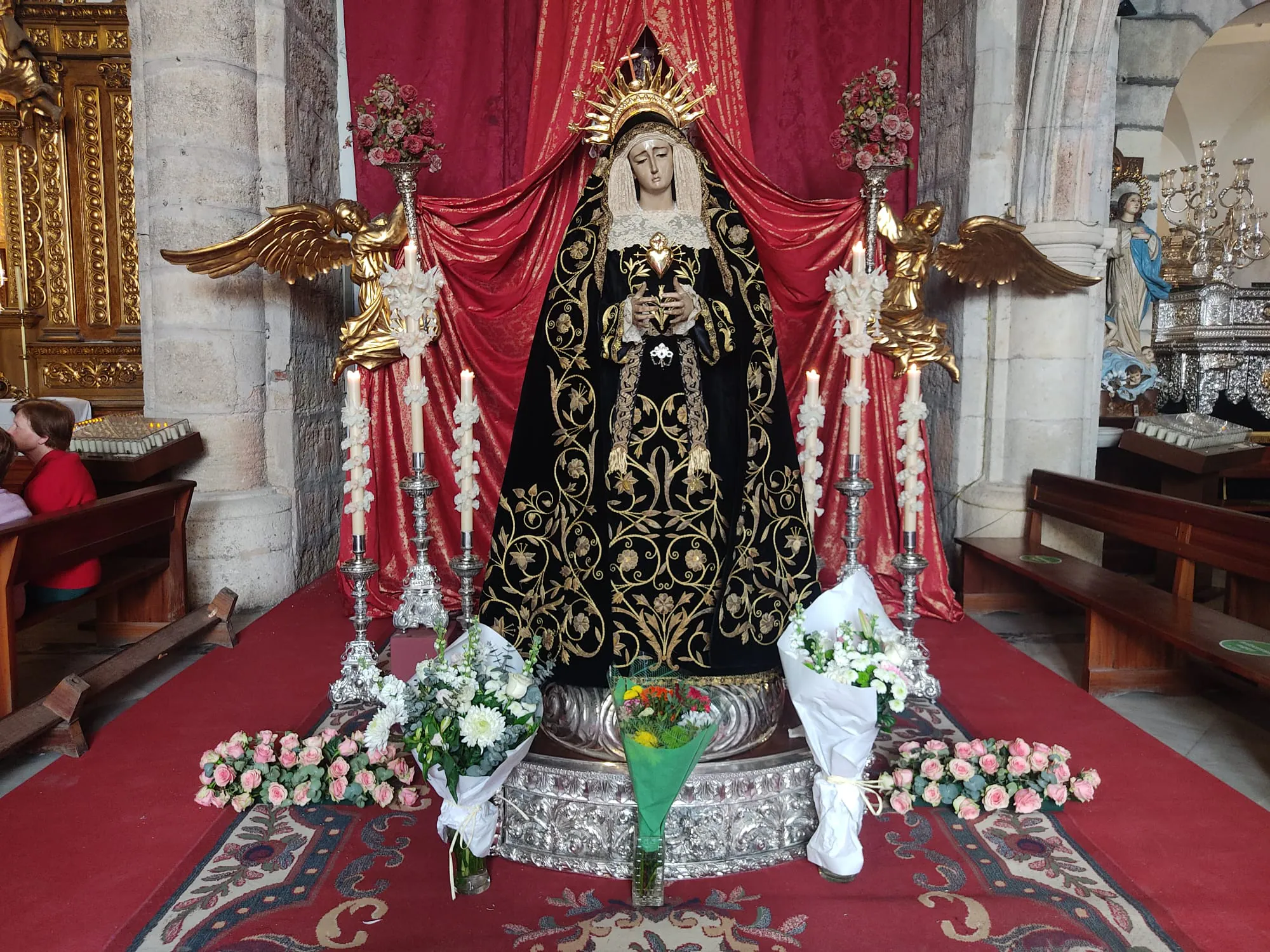 Almer A Se Arrodilla Ante La Virgen De Los Dolores Ideal